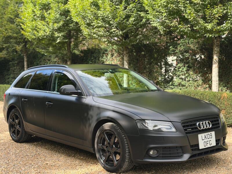 2009 Audi A4 Avant 2.0 TFSI quattro S tronic in black, front right view
